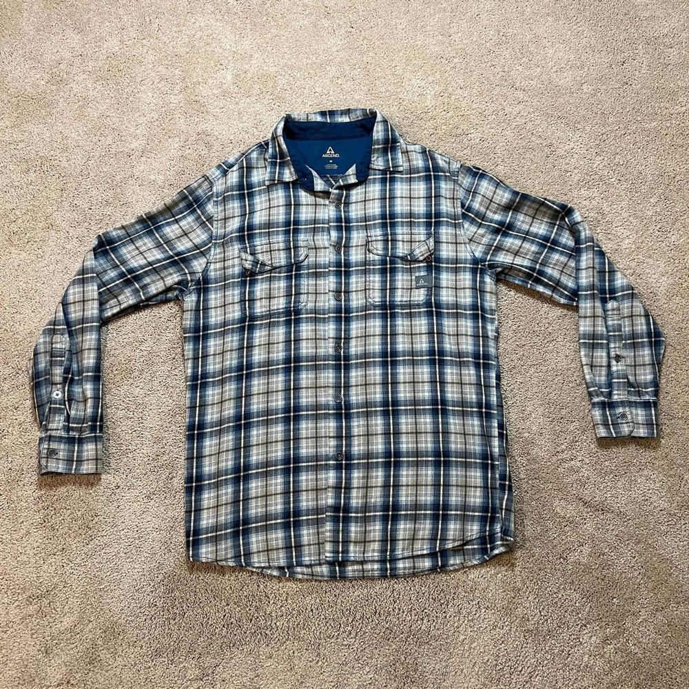 Men’s Ascend Button Down Shirt Size Medium